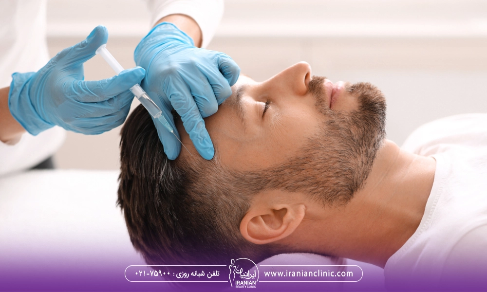 تزریق مزوتراپی مو به یک آقا با تیشرت سفید در حالت خوابیده