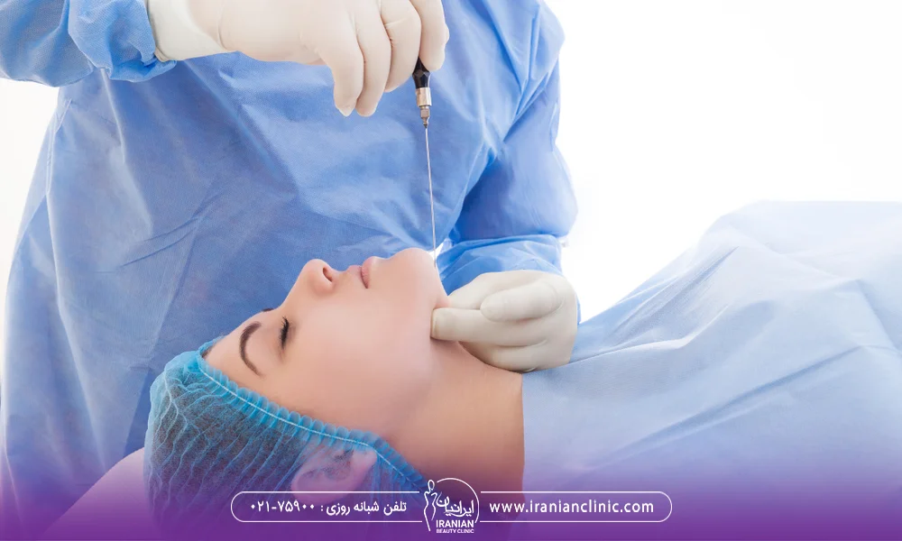 پزشک در حال انجام لیپوفیس روی چانه فرد