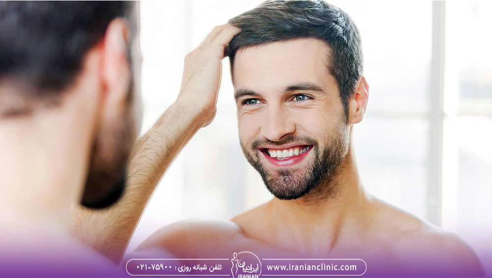 تصویری مردی هست که جلوی آینه موهاشو می بینه و از حجم زیاد موهاش خوشحال هست - بانک مو - گرافت مو