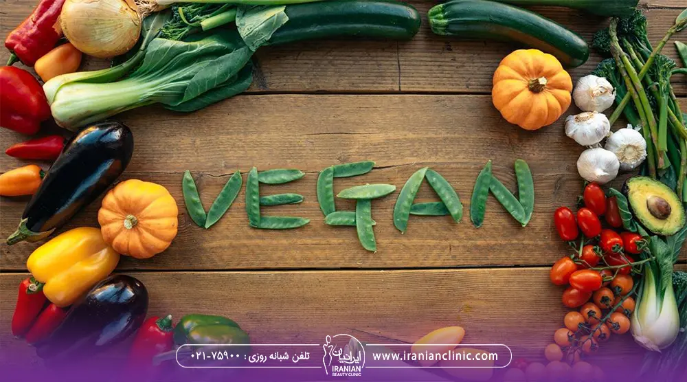 عکس سبزیجات مثل خیار و کدو حلوایی و فلفل دلمه و مانگو و کلمه وگان که با چند نخود فرنگی نوشته شده است