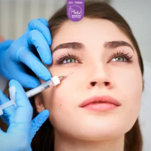 پزشک در حال تزریق آمپول مزو زیر چشم زن - مزوتراپی زیر چشم