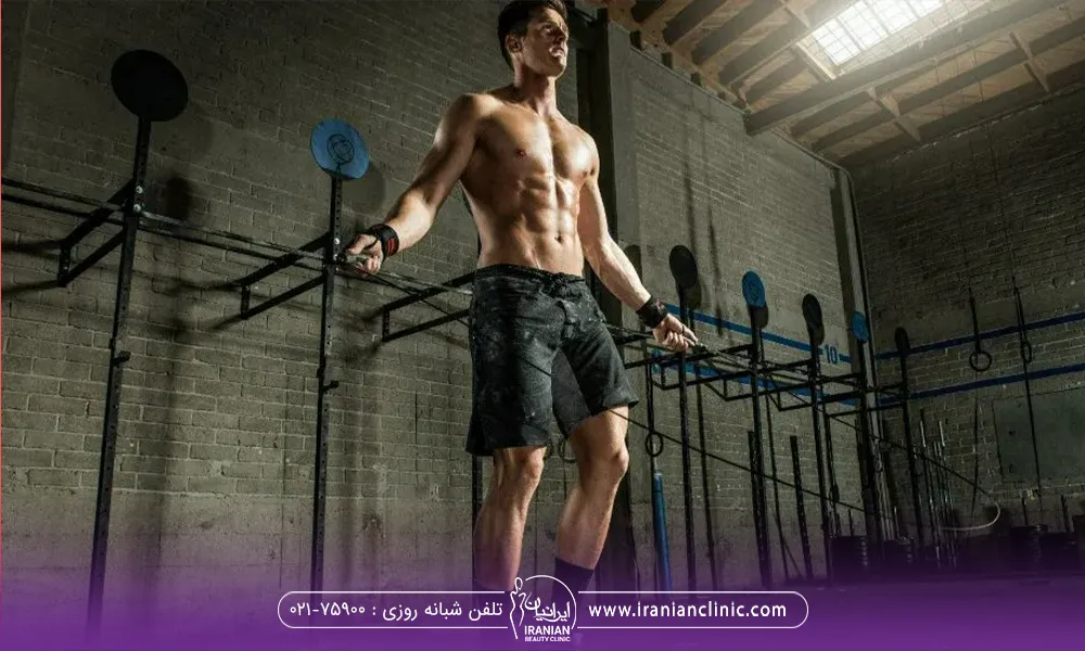 یک آقا که در داخل باشگاه مشغول طناب زدن است