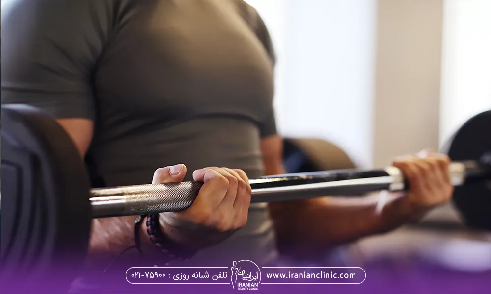 فردی که در باشگاه در حال وزنه زدن است بعد کاشت