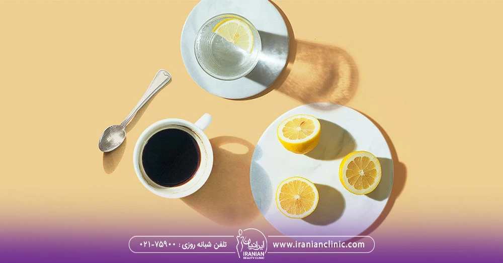 یک فنجان قهوه در کنار یک بشقاب که روی آن 3 تکه لیمو برش خورده است - قهوه برای لاغری