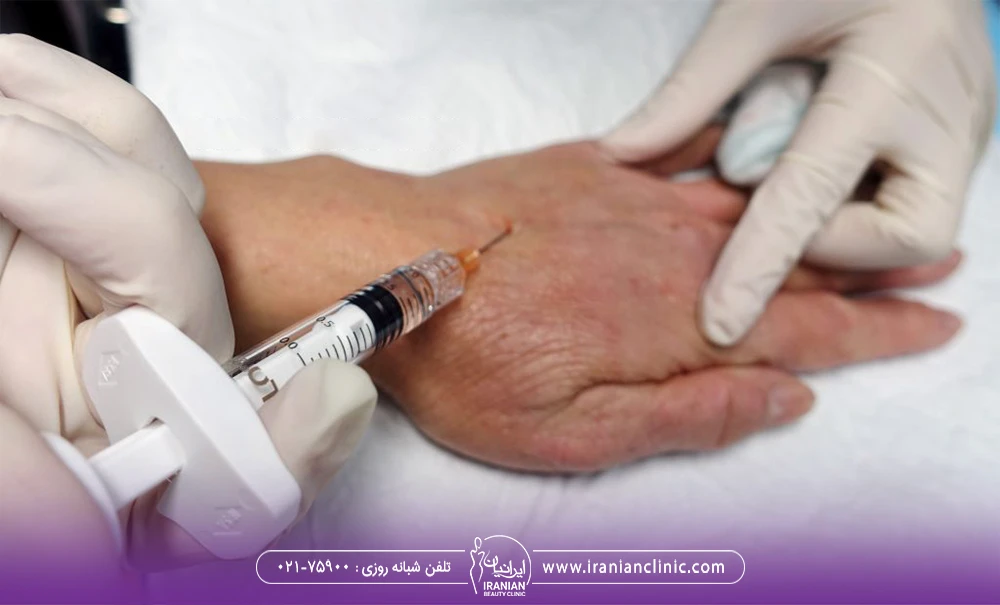 پزشکی که با سرنگ به دست فردی که زیاد چین و چروک دارد پروفایلو تزریق می کند