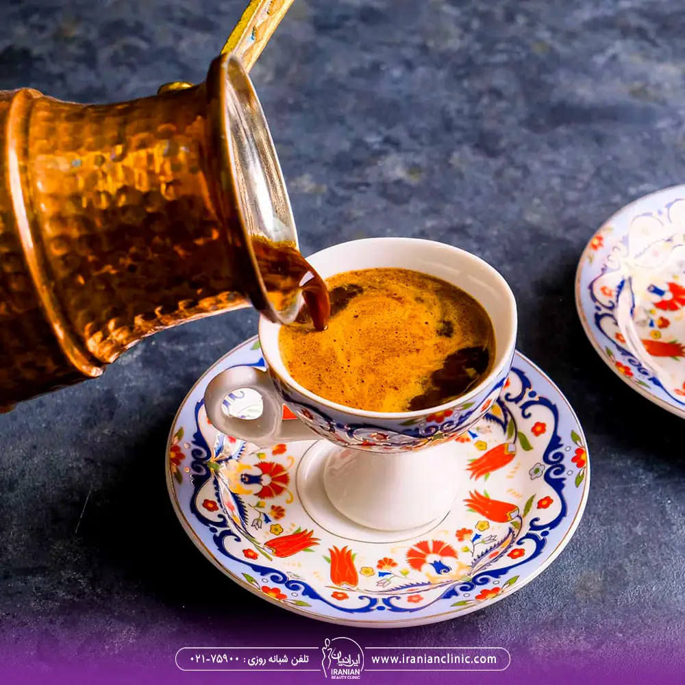 یک فنجان که فردی با جذوه داخل آن قهوه ترک خالی می کند - قهوه برای لاغری