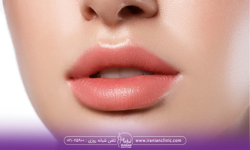 فردی تزریق ژل لب انجام داده است