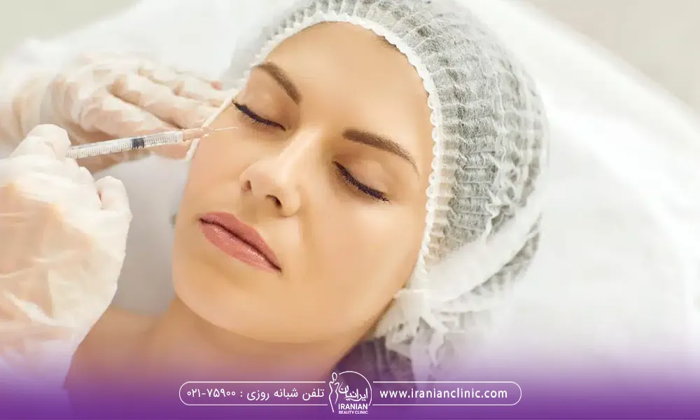 خانمی که خوابیده است و دستادکتر درحال تزریق ژل به صورت می باشد