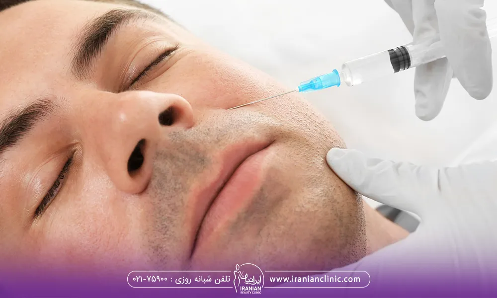 اقایی که دراز کشیده و چشم هایش بسته است و دست دکتری که در حال انجام تزریق ژل می باشد