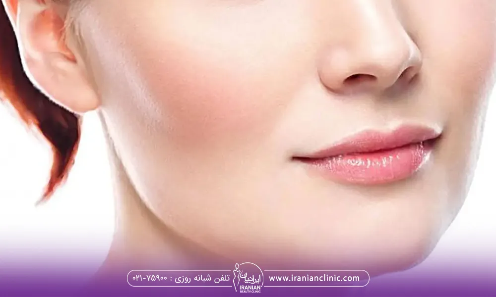 دختر جوان که صورتی زاویه دار دارد