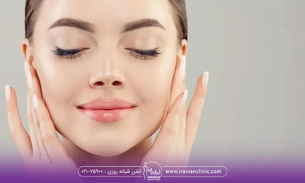 خوشحالی یک خانم برای انتخاب بهترین دکتر زاویه صورت