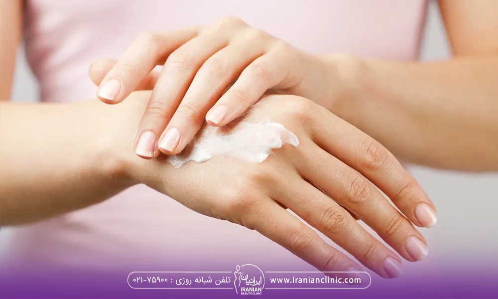 فردی که به پوست دست خود کرم میزند