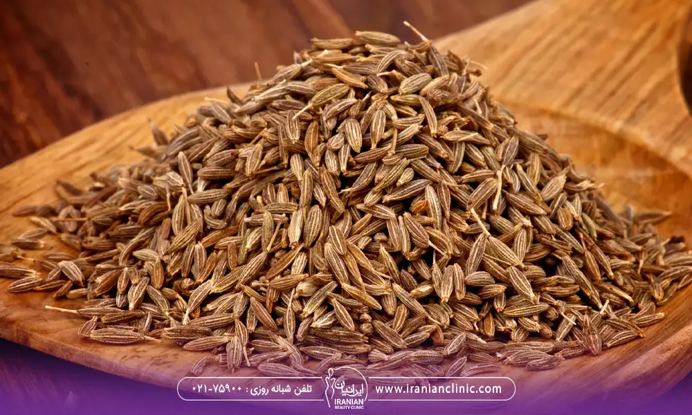 مقداری زیره روی یک قاشق چوبی