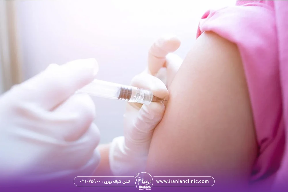 پزشکی که به بازوی فرد گارداسیل تزریق می کند
