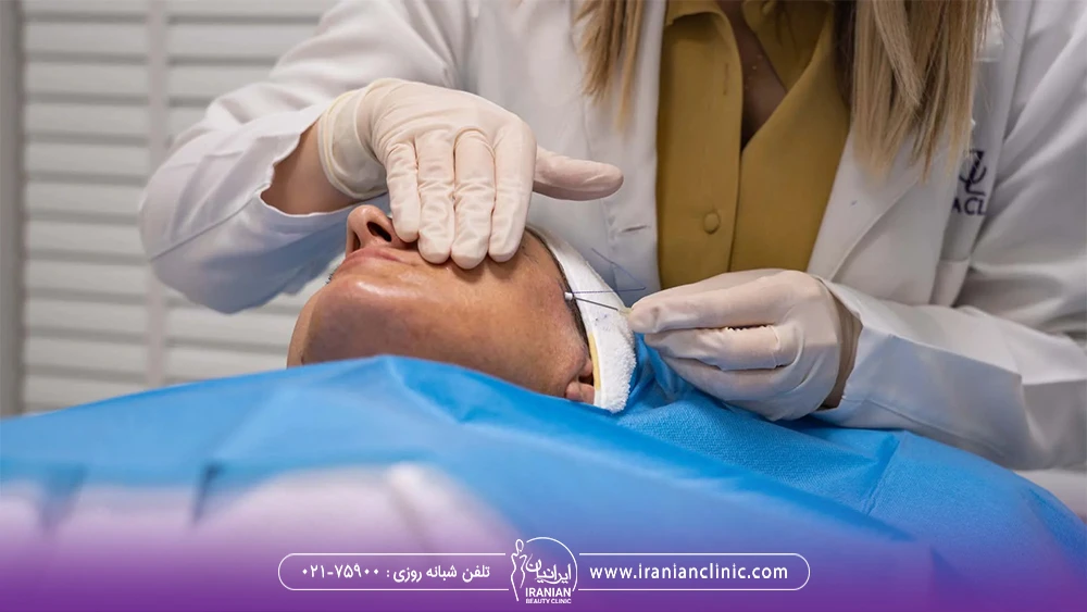 دکتری که نخ لیفت را در صورت زن فرو می کند