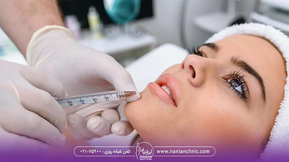پزشکی که به لب پایین دختر فیلر تزریق می کند