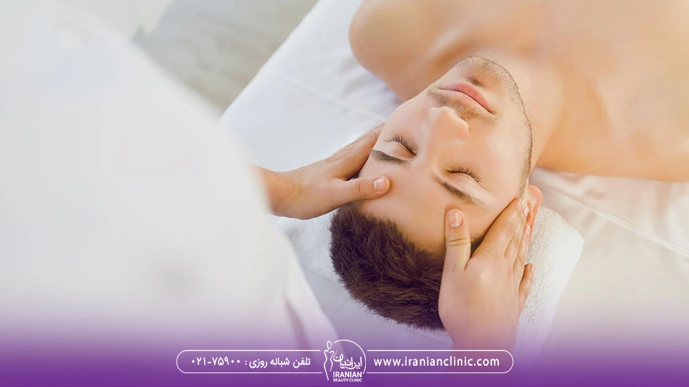 مردی در کلینیک فیشیال پیشانی او ماساژ داده می شود