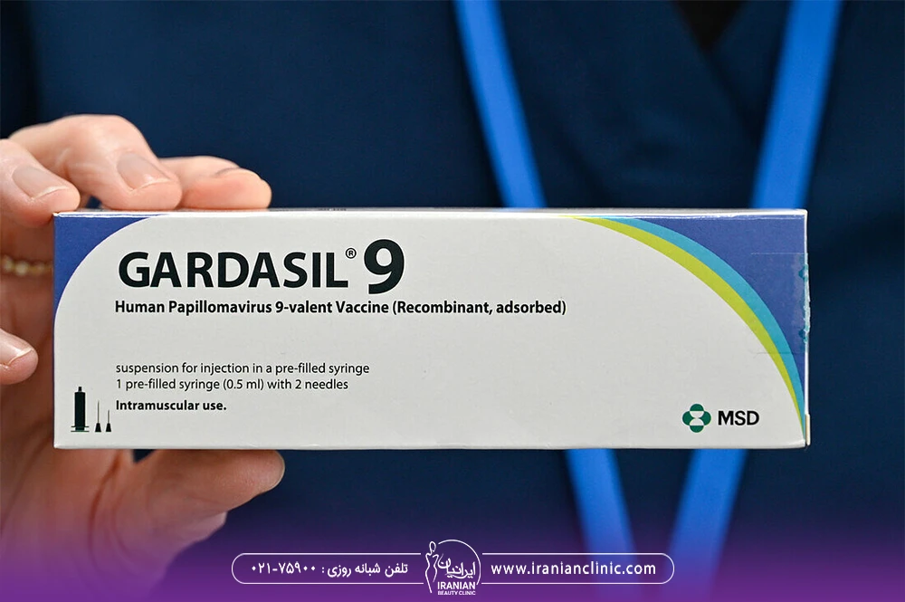 مردی که جعبه گارداسیل 9 در دست خود گرفته است
