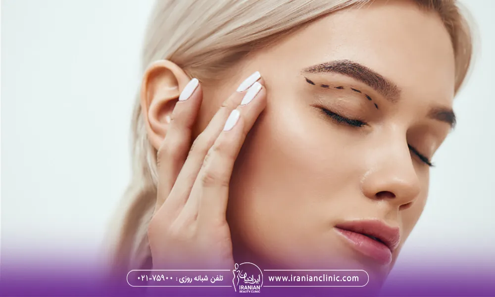 خانمی با موی بلوند که چشم هایش بسته است و با مداد پشت چشمش علامت گذاری شده
