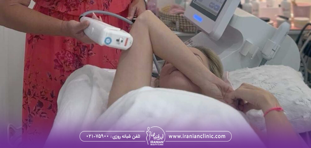 زن که دراز کشیده است و اپراتور بازوهای او را هایفوتراپی می کند