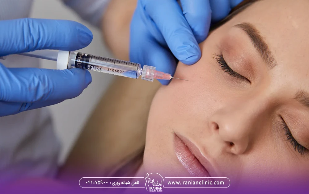 پزشکی که به صورت زن پروفایلو تزریق می کند