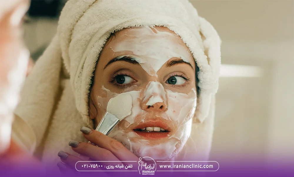 دختر جوانی که با مواد مغذی صورت خود را شستشو می دهد