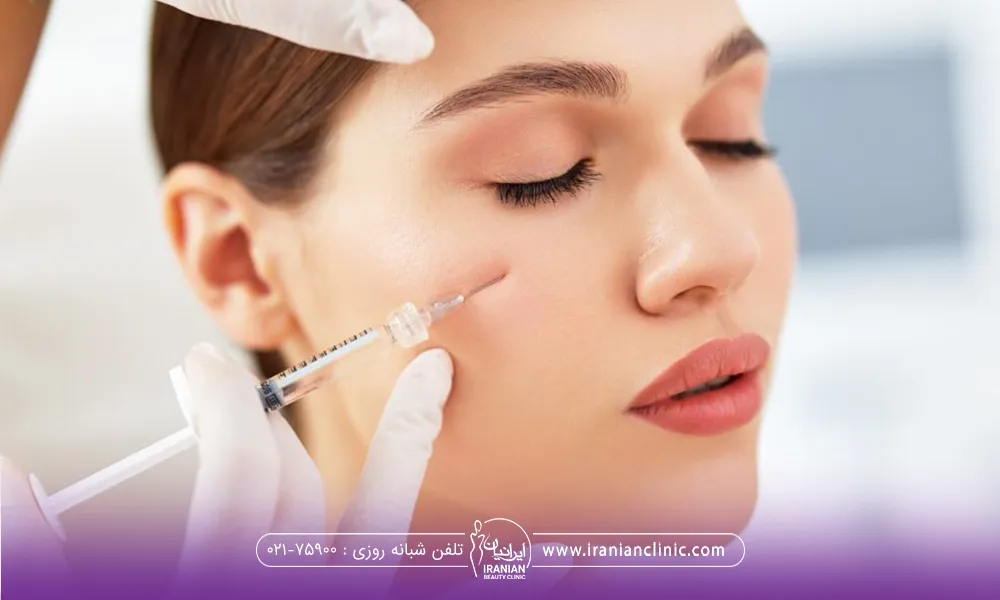 دختری که چشم هایش را بسته است و دست دکتری که در حال تزریق چربی به صورت وی است
