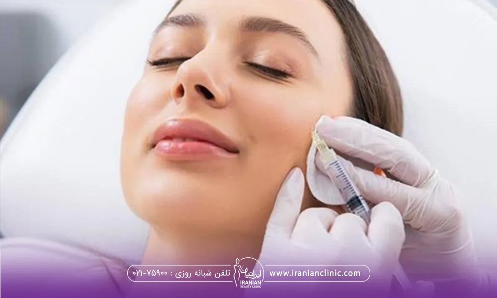 پزشکی که به گونه دختر مزوژل تزریق می کند و یک دستمال زیر سرنگ گرفته است