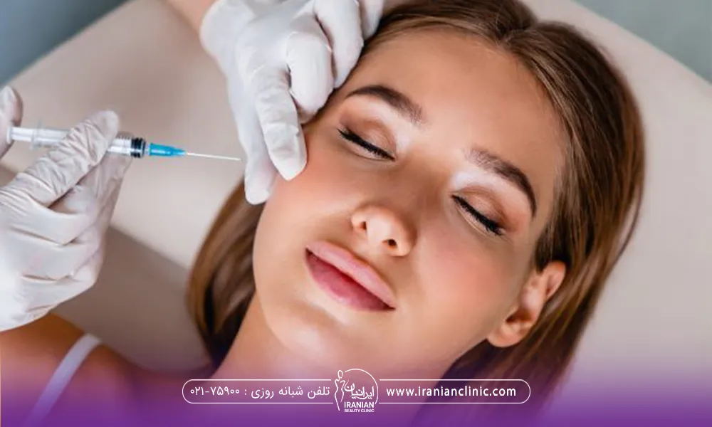 پزشکی که به گونه دختر مزوژل تزریق می کند