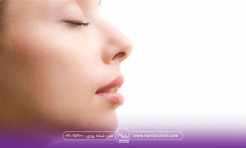 نیمرخ فردی که چشم هایش بسته است