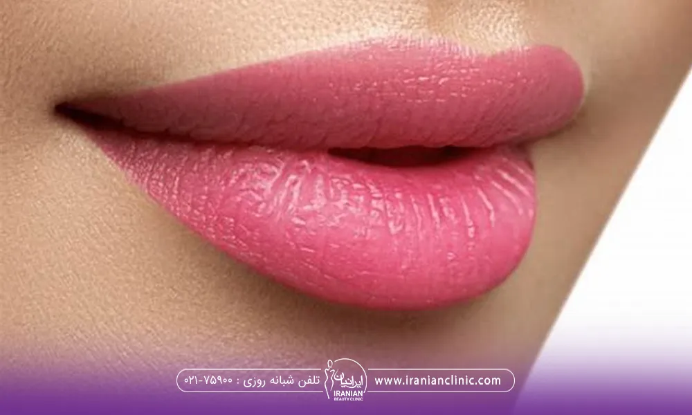 عکس نزدیک از لبهای صورتی و حجیم یک دختر