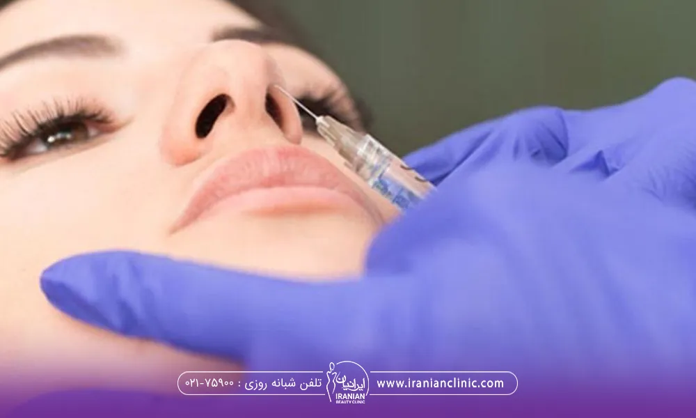 دختری که دراز کشیده است و پزشک نوک سرنگ را از پایین به نوک بینی او نزدیک می کند تا به بینی او آنزیم تزریق کند