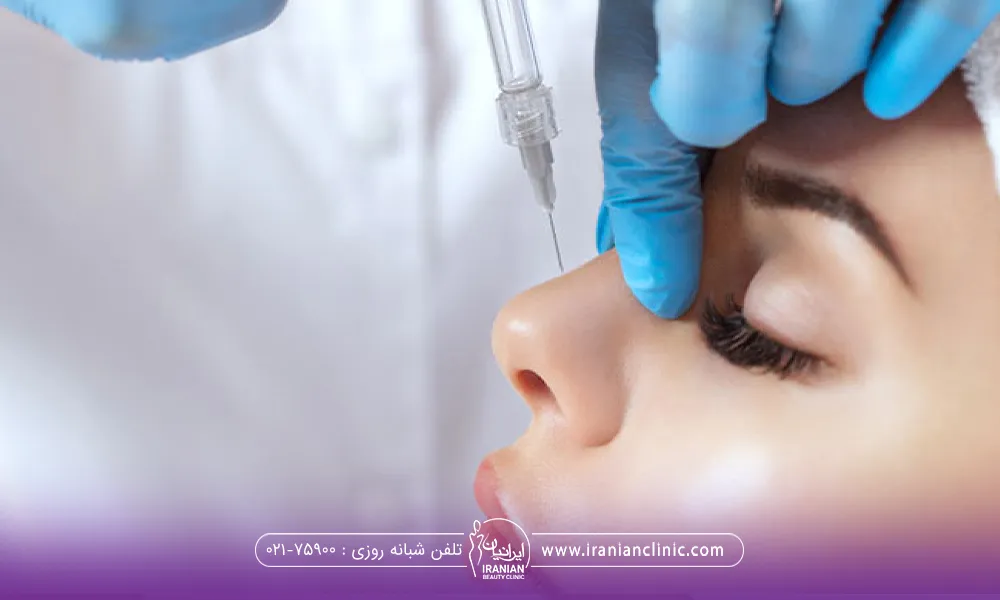 دستان دکتری که با دو انگشت یک دست از بالا بینی فرد را گرفته است و با دست دیگربه صورت عمود در حال تزریق میباشد - تزریق آنزیم بینی