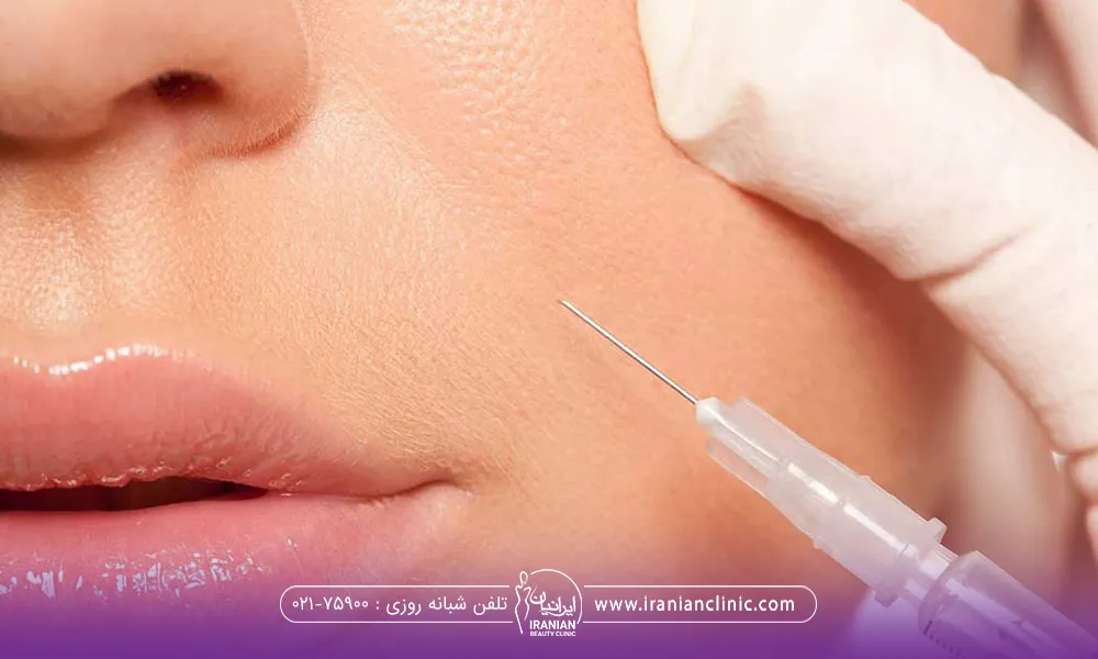 دست دکتری که در حال فرو بردن سرنگ به خط خنده دختر است