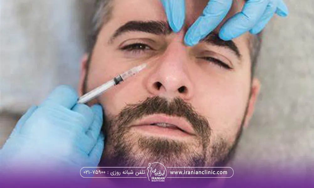 مردی که خوابیده است و دستان دکتری که در حال تزریق آنزیم به بینی او است