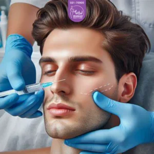 صورت مرد جوان که پزشک سرنگی را جلوی صورت او گرفته است و قصد تزریق به صورت او را دارد - مزوژل برای جای جوش