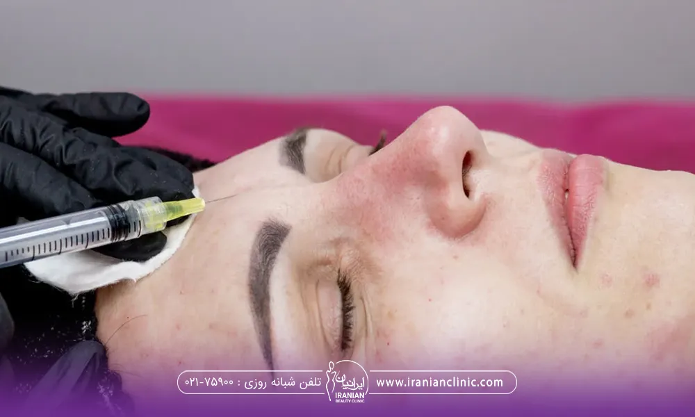 زنی که چشم هایش را بسته است و دستان دکتر از بالاسر مشغول سابسیژن پیشانی او است