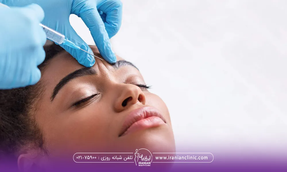 دختری که چشمانش را بسته است و دکتر انگشتان خود را روی خط اخم او گذاشته و تزریق بوتاکس انجام می دهد