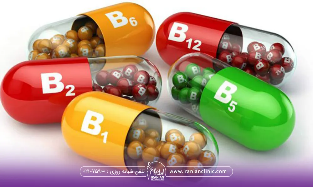 چندتا کپسول رنگی ویتامین که روی آنها به ترتیب B12 ،B6 ،B2 ،B1 ،B5 نوشته شده است