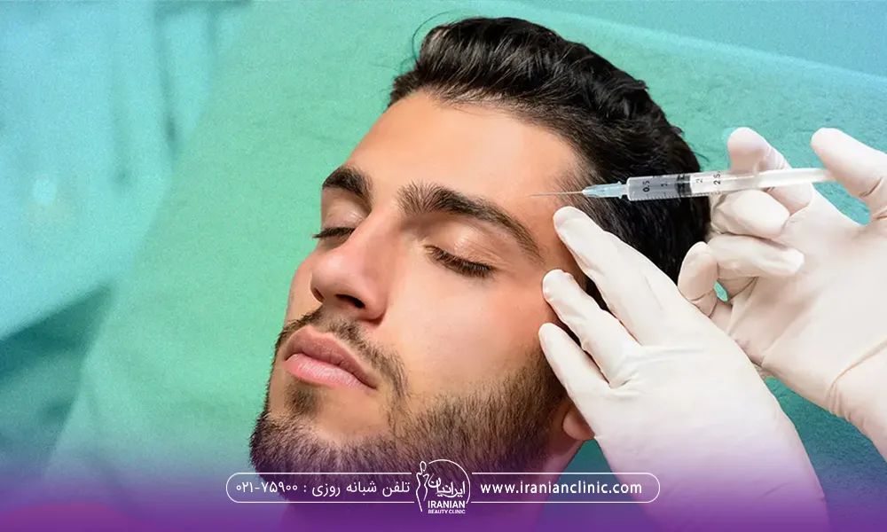 مردی که چشم های خود را بسته و دستان دکتری که در حال تزریق بوتاکس به پیشانی او است