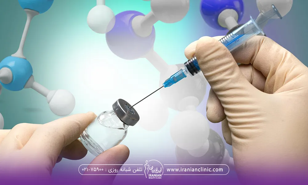 دستان دکتری که در حال کشیدن مایع آمپول اگزوزوم در داخل سرنگ است