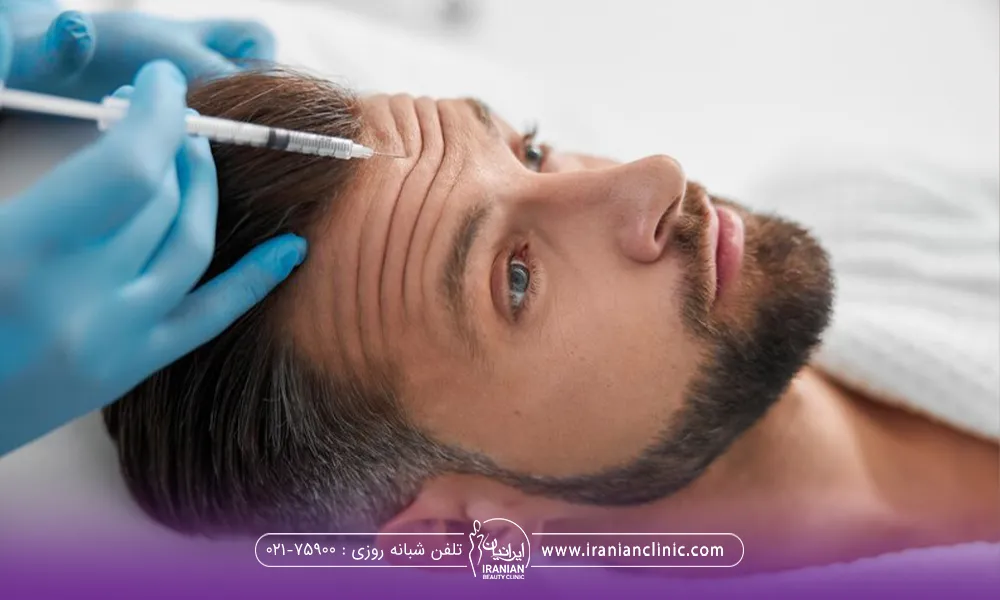 مردی که خوابیده و ابروهایش را بالا داده است و پیشانی او چروک شده است و دکتری که در حال تزریق بوتاکس به پیشانی او است