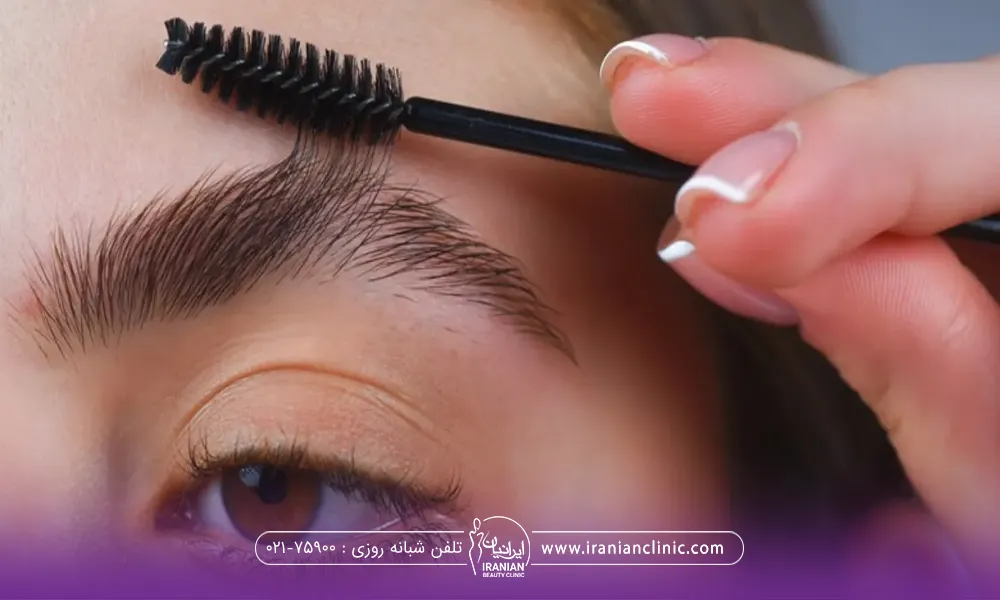 فردی که فرچه ابرو دستش است و در حال شانه زدن ابروهایش است