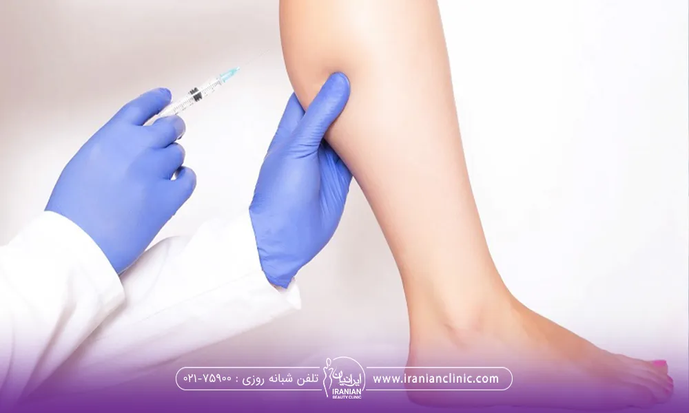 دکتری که با یک دستش ساق پای فرد را گرفته و با دست دیگر در حال تزریق چربی است