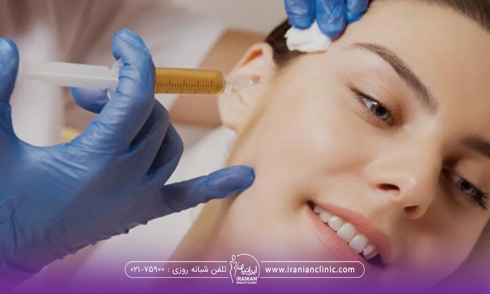 دستان دکتری که در حال تزریق چربی به صورت خانم خوشحالی است - تزریق چربی شقیقه