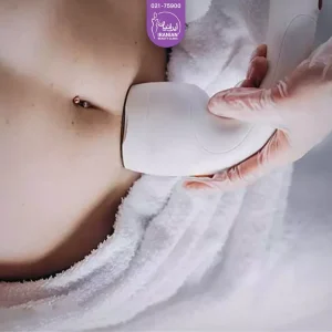 فردی که خوابیده و اپراتور در حال انجام هایفو تراپی است روی شکم او است - هایفوتراپی شکم