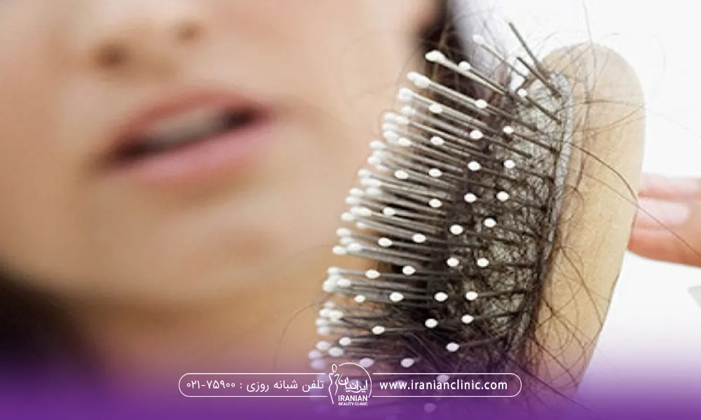 برسی که جلوی صورت فرد است و مقداری زیادی موی ریخته شده داخل آن است