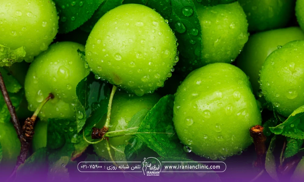 عکس نزدیک از گوجه سبزهای تازه که قطرات آب روی آنها است
