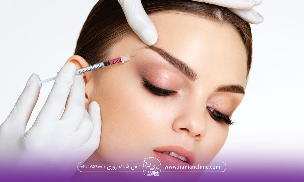 پزشکی که به زیر ابرو و ناحیه شقیقه دختر فیلر تزریق می کند - عوارض تزریق ژل