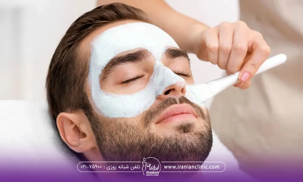 مردی که خوابیده است و چشم هایش را بسته و فیشیال کاری که در حال پاکسازی پوست او است - تفاوت فیشیال با پاکسازی